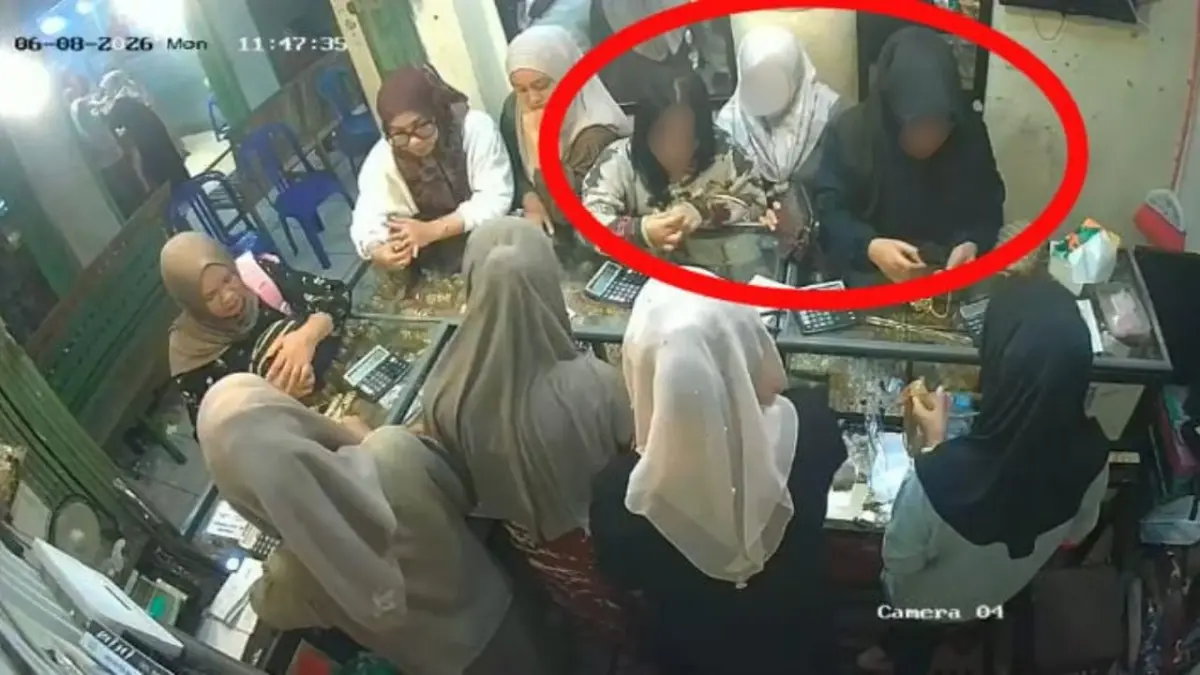 TEREKAM CCTV: Aksi dugaan pencurian kalung oleh tiga wanita di Toko Emas Antiya, Pasar Los Batu, Kandangan, Kabupaten HSS, Senin (8/6/2026).(Foto: Rekaman CCTV Toko Emas Antiya)&nbsp;