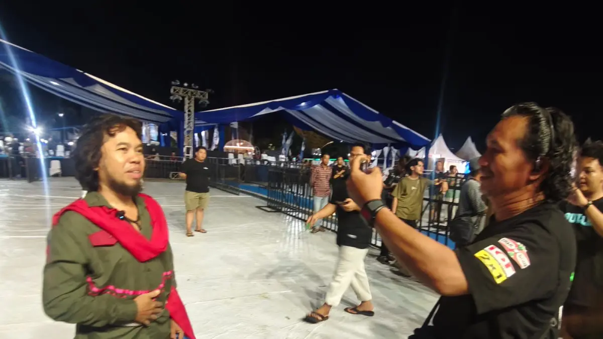 UNIK: Farhan asal Kabupaten HSU berpenampilan layaknya Rhoma Irama saat menonton langsung konser sang idola di Siring Laut Kotabaru, Sabtu (6/6/2026) malam.(Foto: Jumain/Radar Banjarmasin)