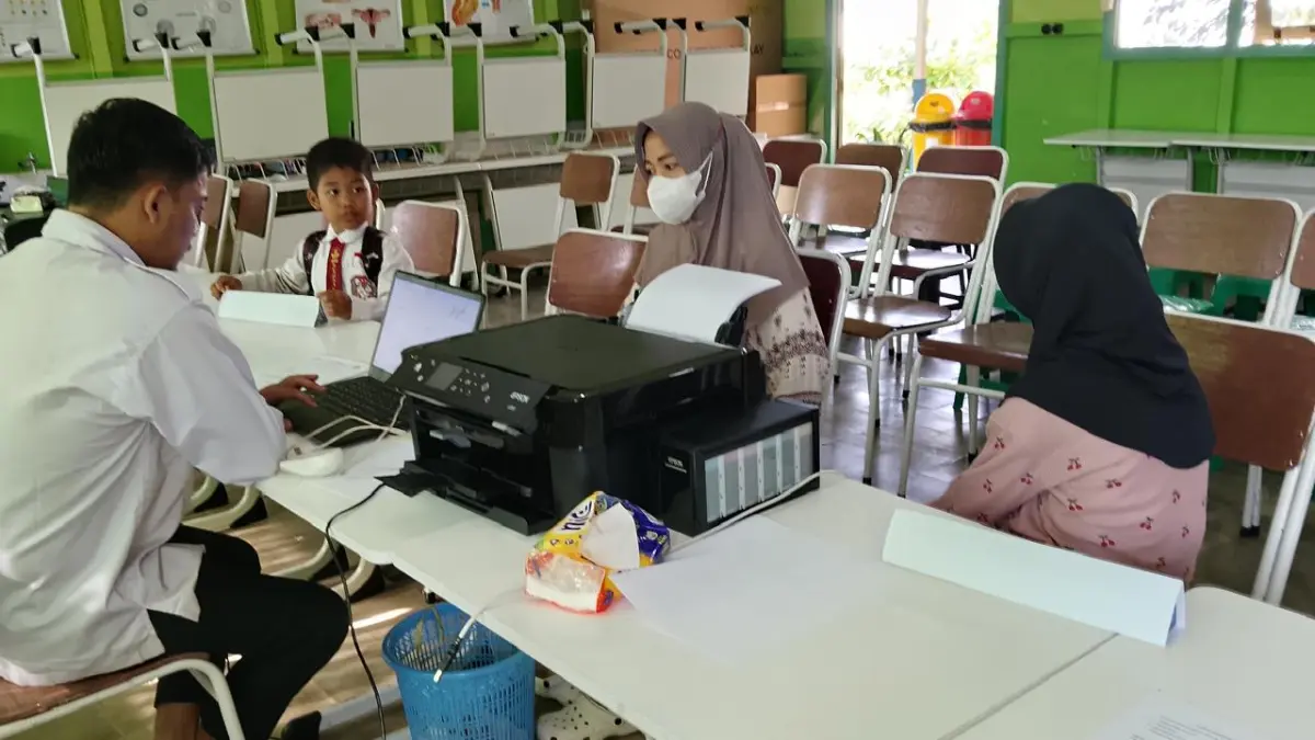 AKTIF: Disdik mendorong sekolah, khususnya di kawasan pinggiran, lebih aktif menonjolkan keunggulan untuk menarik minat pendaftar. (Foto: Endang Syarifuddin/Radar Banjarmasin)