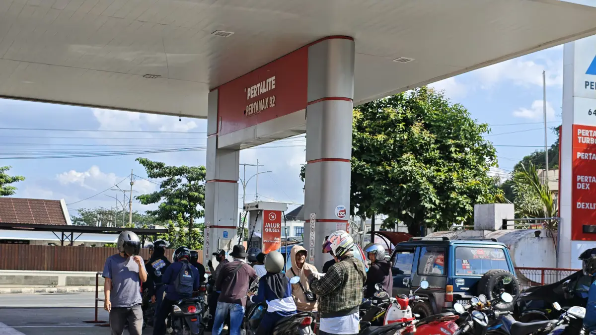 ANTREAN BBM: Sejumlah kendaraan mengantre di jalur pengisian Pertalite di salah satu SPBU Batulicin, Tanah Bumbu, Rabu (10/6/2026). (Foto: Zulqarnain/Radar Banjarmasin)