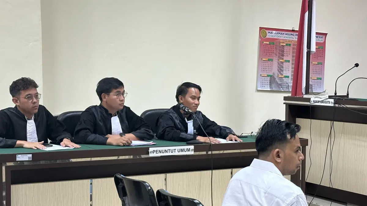 BABAK BARU: Terpidana 8 tahun penjara M Reza Arpiansyah saat menjalani sidang di Pengadilan Tipikor Banjarmasin. Kali ini anak buahnya, Dept Head Keuangan PT ADL, Muslim Ngaedowi yang sempat bersatatus DPO turut disidangkan.