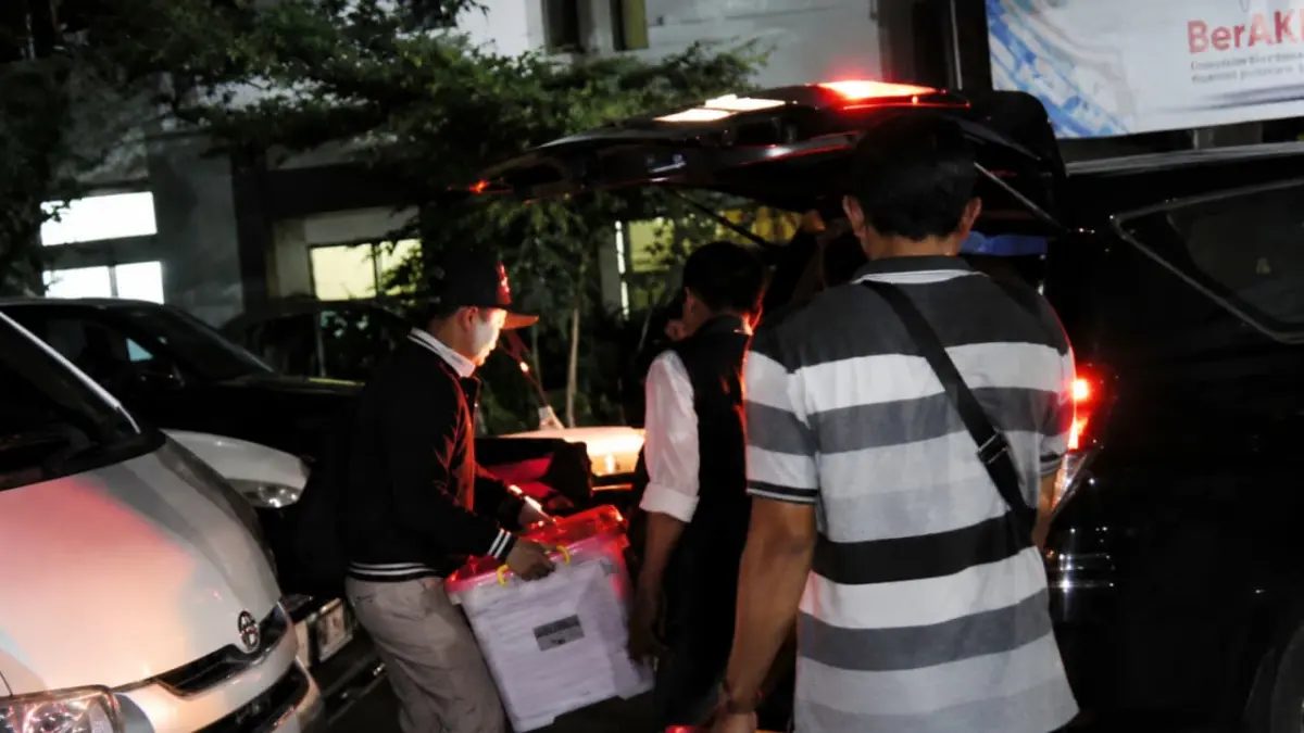 BARANG BUKTI: Kejaksaan membawa sejumlah barang bukti
usai menggeledah Kantor ESDM Kalsel, Senin (8/6) malam.