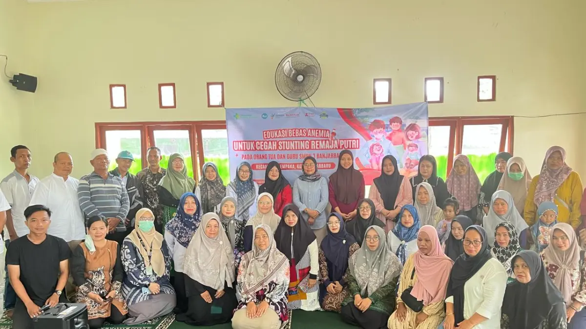 BERSAMA: Tim dosen Jurusan Teknologi Laboratorium Medis berfoto bersama orang tua siswa, guru SMPN 3 Banjarbaru dan tim PKPR Puskesmas usai kegiatan edukasi pencegahan anemia dan stunting.