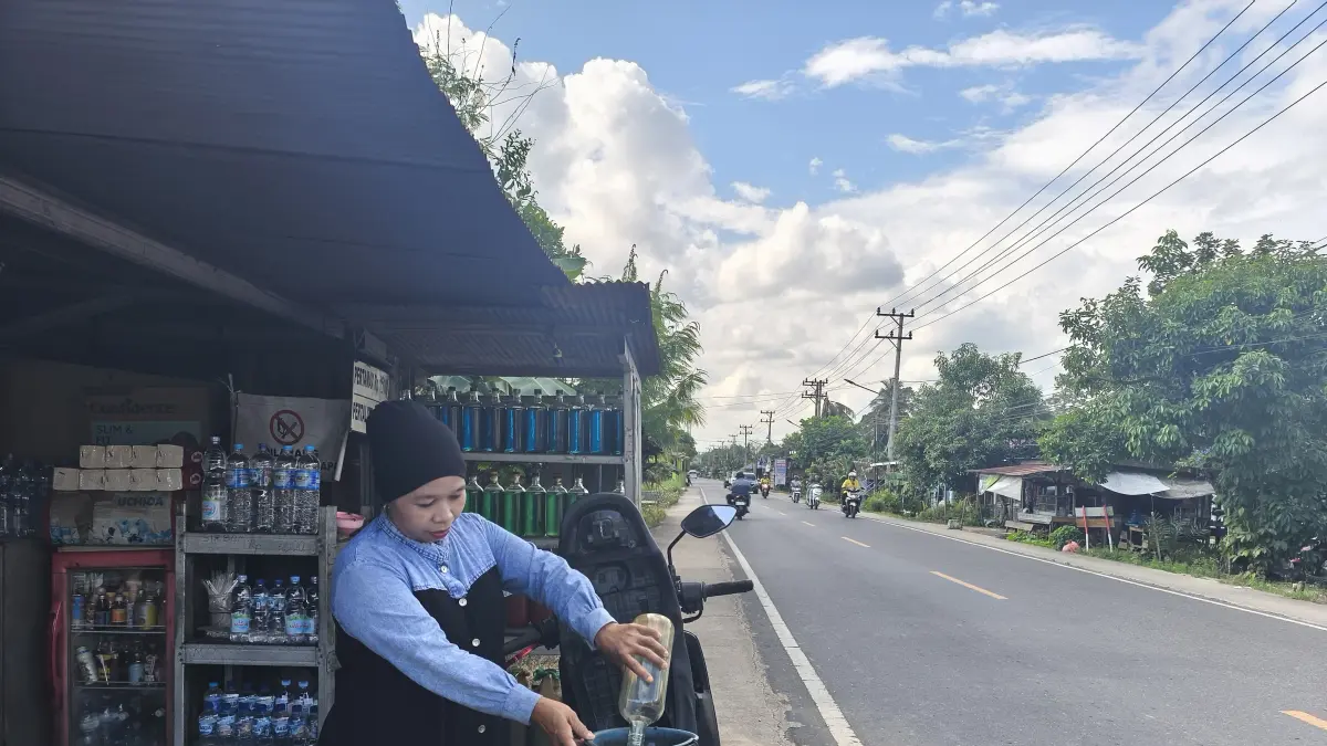 DAMPAK BBM: Aktivitas pengisian bahan bakar di salah satu kios eceran Kabupaten Balangan yang mulai menerapkan tarif baru akibat lonjakan harga Pertamina per 10 Juni 2026. (M Dirga/ Radar Banjarmasin)