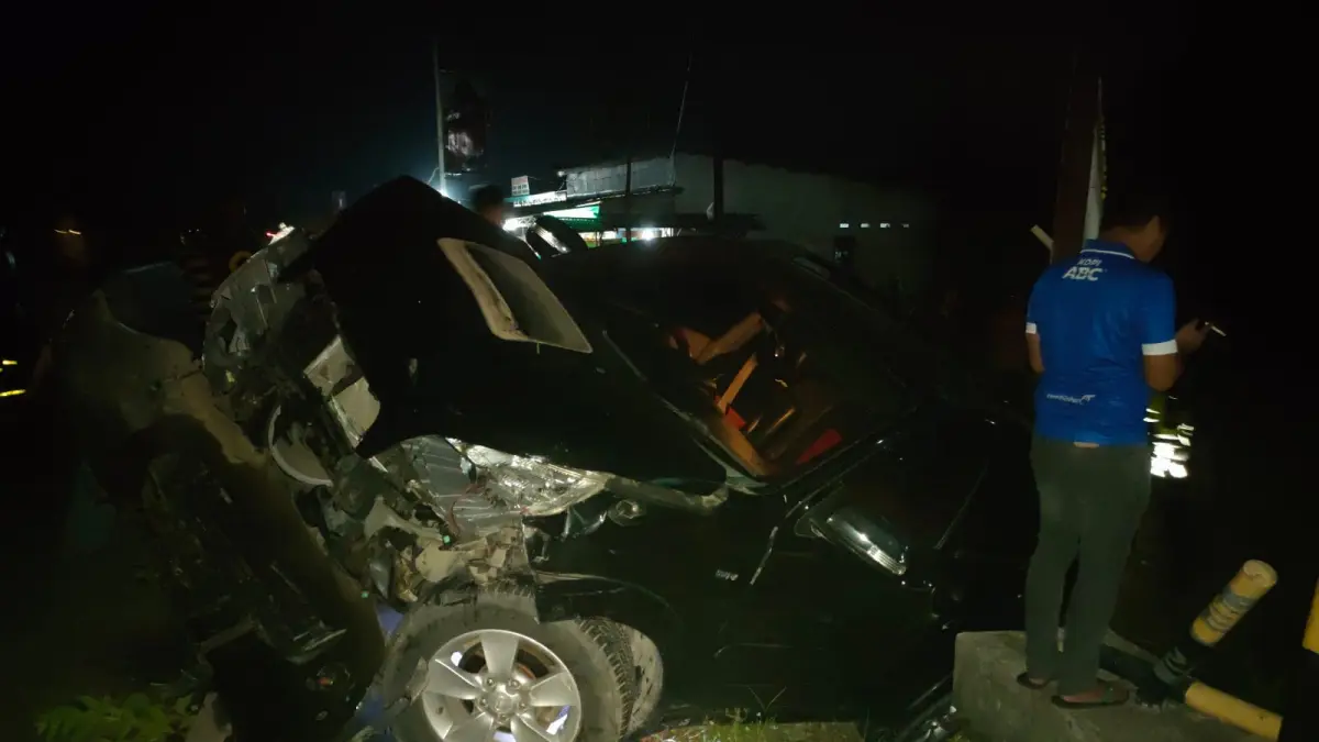 Dua buah mobil roda empat terlibat kecelakaan lalu lintas di simpang empat Carakajaya (Polres Banjarbaru untuk Radar Banjarmasin)