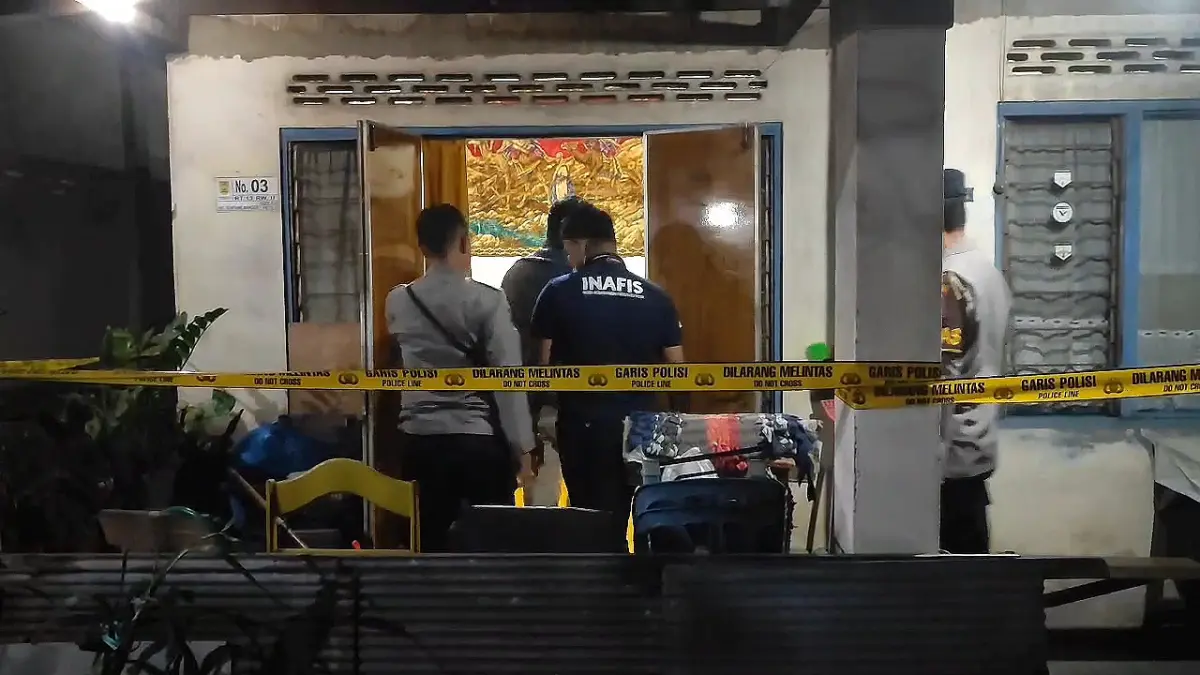 GARIS POLISI: Tim inafis Polres Banjarbaru saat mengevakuasi jenazah (SHEILLA/RADAR BANJARMASIN)