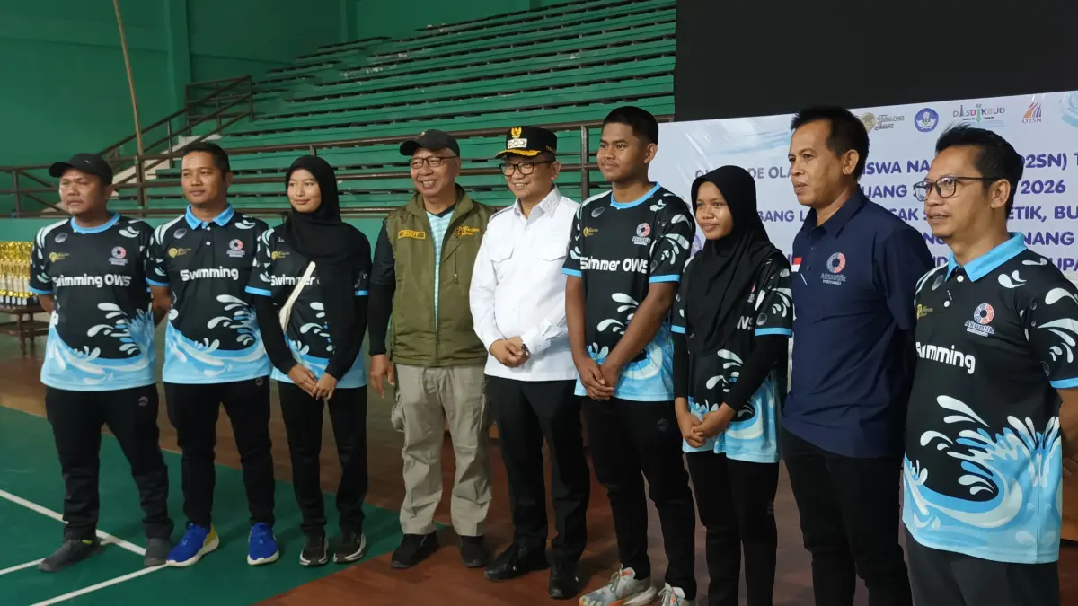 HARUMKAN TABALONG: Para atlet akuatik dan pelatihnya berpose bersama Bupati Tabalong Muhammad Noor Rifani sebelum berangkat bertanding di OWS Asia Tenggara di Bali. (Foto : Ibnu Dwi Wahyudi/ Radar Banjarmasin)
