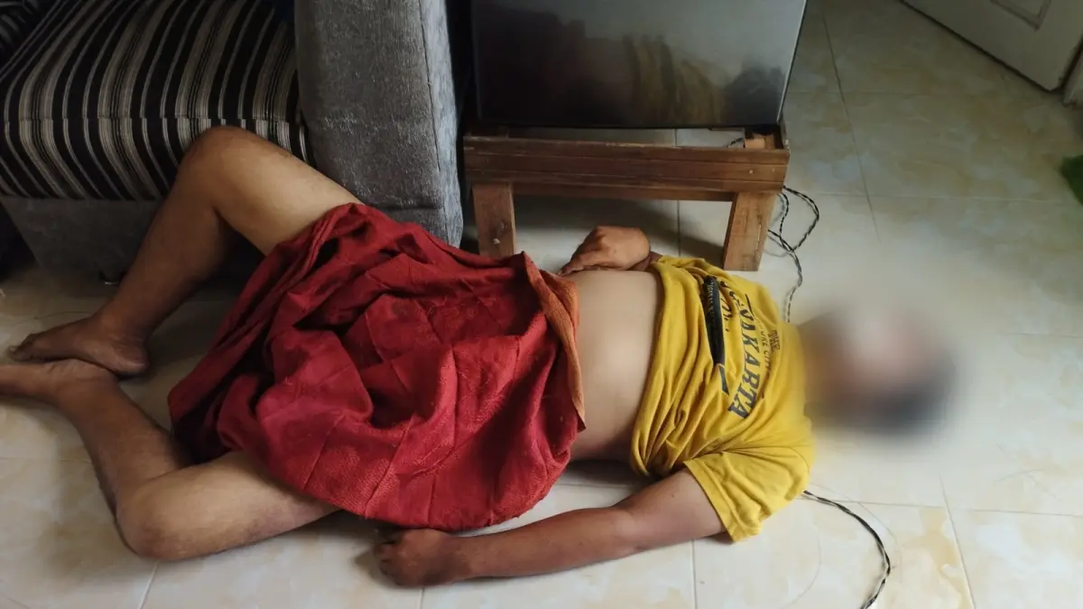 IDENTIFIKASI: Petugas kepolisian memeriksa jenazah pria yang ditemukan meninggal dunia di sebuah rumah di Komplek Mahligai Permai I, Desa Kertak Hanyar II, Kecamatan Kertak Hanyar, Kabupaten Banjar, Rabu (10/6/2026). (POLRES BANJAR)