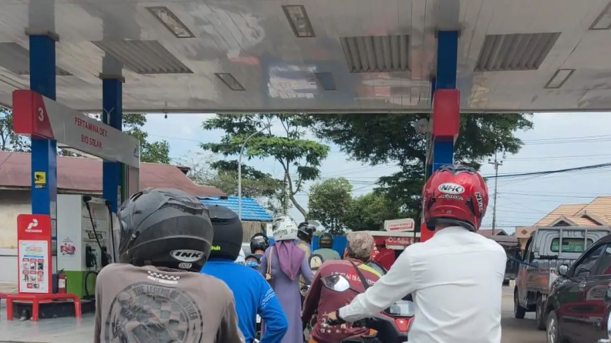 MASIH NORMAL: Antrean pembelian pertalite di Pom Dulang Kabupaten Tapin masih terpantau normal.
Foto Rasidi Fadli&nbsp;