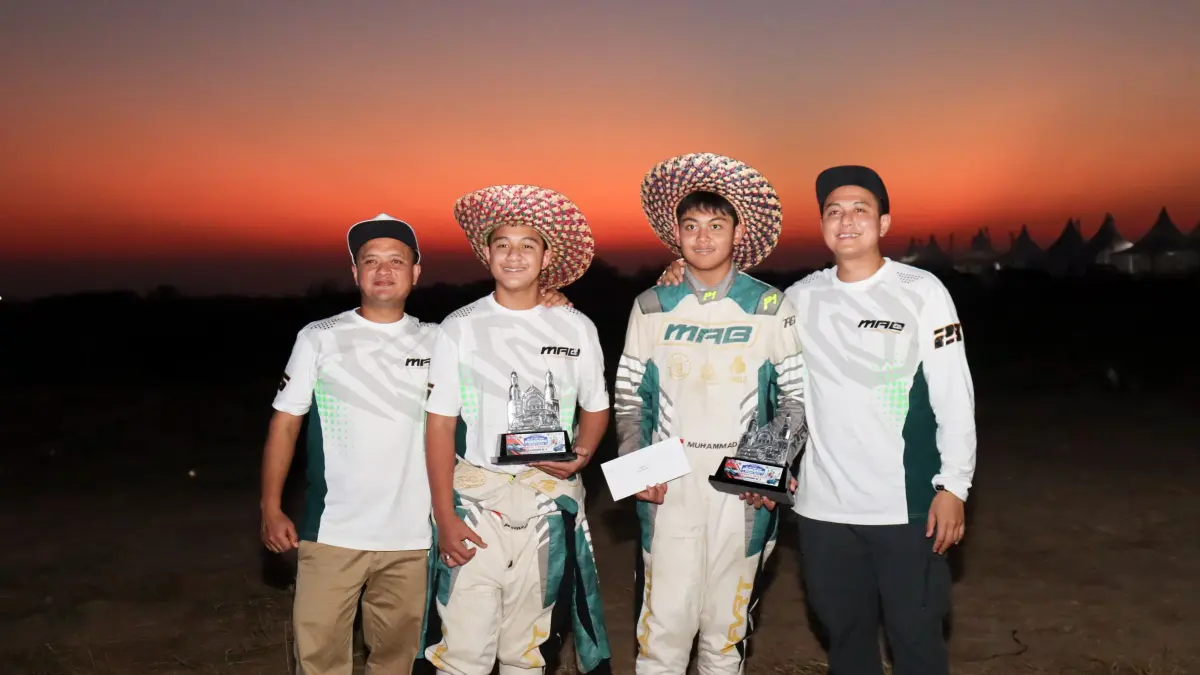 MEMBANGGAKAN: H Rihans Variza bersama dua anaknya yang berhasil naik podium di Kejurnas Sprint Rally di Semarang.
