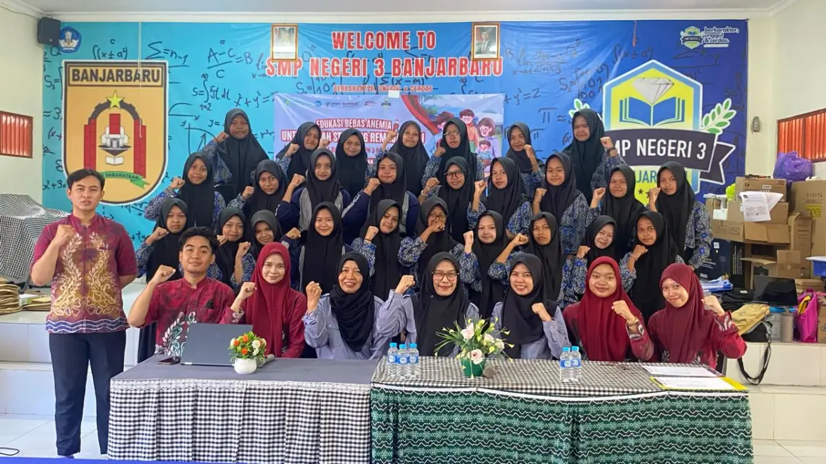 
MOMEN: Tim dosen dan mahasiswa Jurusan Teknologi Laboratorium Medis berfoto bersama siswi SMPN 3 Banjarbaru dalam kegiatan pemeriksaan hemoglobin dan intervensi pemberian Tablet Tambah Darah