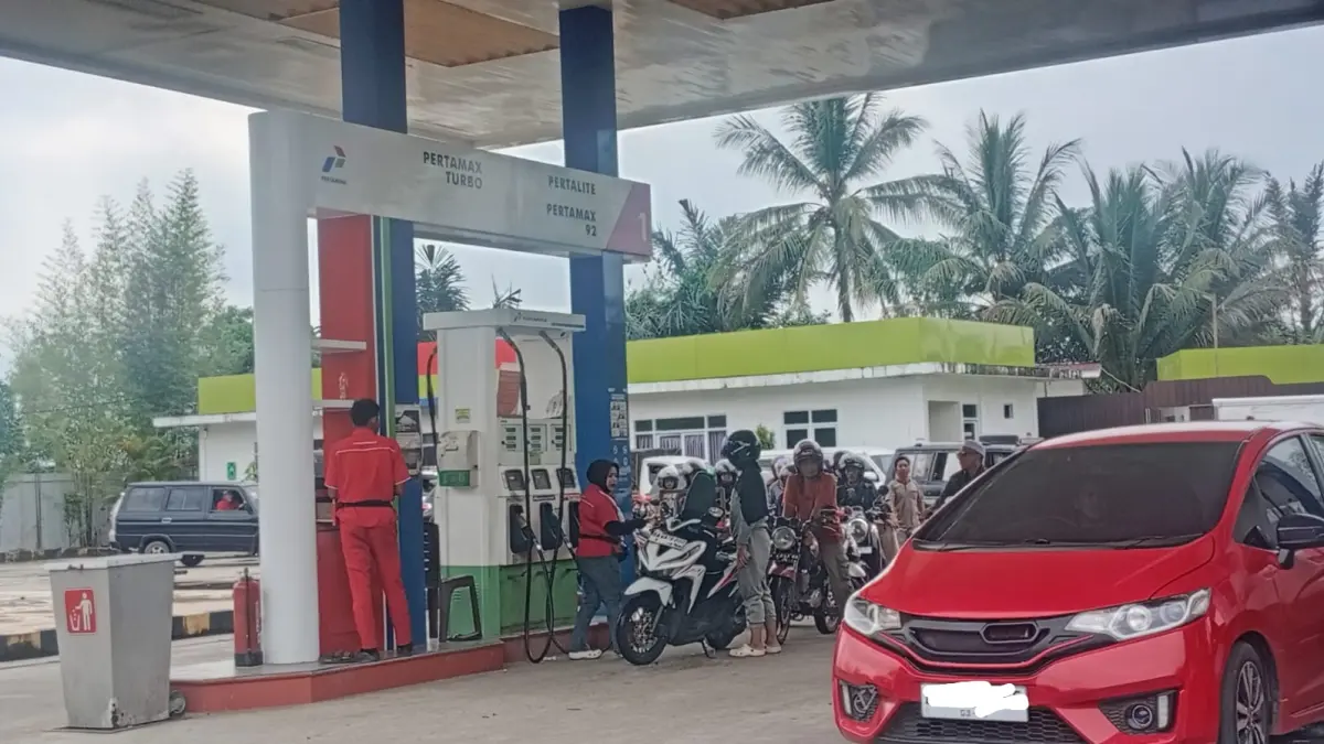 PERTAMAX: Pertalite habis, sisa pengguna Pertamax yang mengisi BBM di SPBU Ganda Desa Baluti. (Foto: M. Padil Ihsan/Radar Banjarmasin)&nbsp;