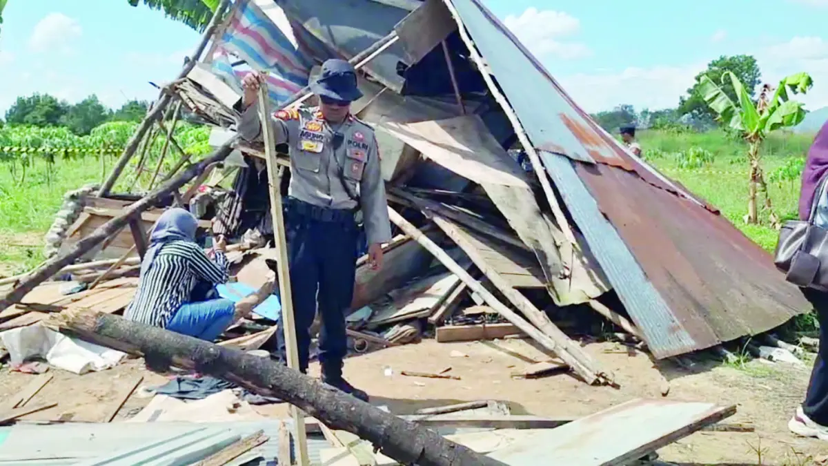 ROBOH: Kondisi gubuk bekas tempat tinggal kedua pelaku pembunuh Ustazah Hasanah di Sungai Ulin dirobohkan warga sekitar.&nbsp;