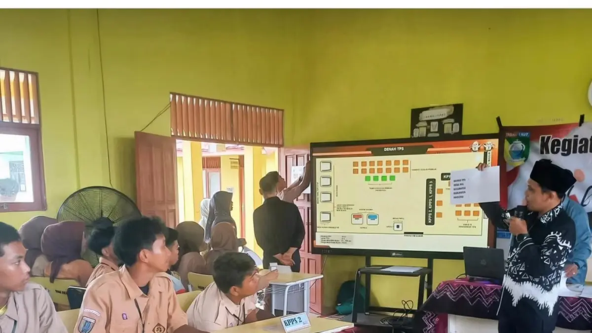 SIMULASI : Simulasi kegiatan Pemilu yang digelar Kesbangpol Tala di SMAN Bumi Makmur. (Foto : KPU Tala untuk Radar Banjarmasin)