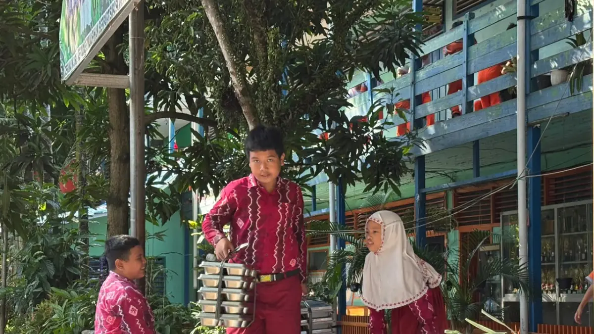 Siswa di SDN Karang Mekar 1 Banjarmasin kembali menerima MBG setelah sempat macet dua hari ke belakang.(Zulvan Rahmatan/Radar Banjarmasin)