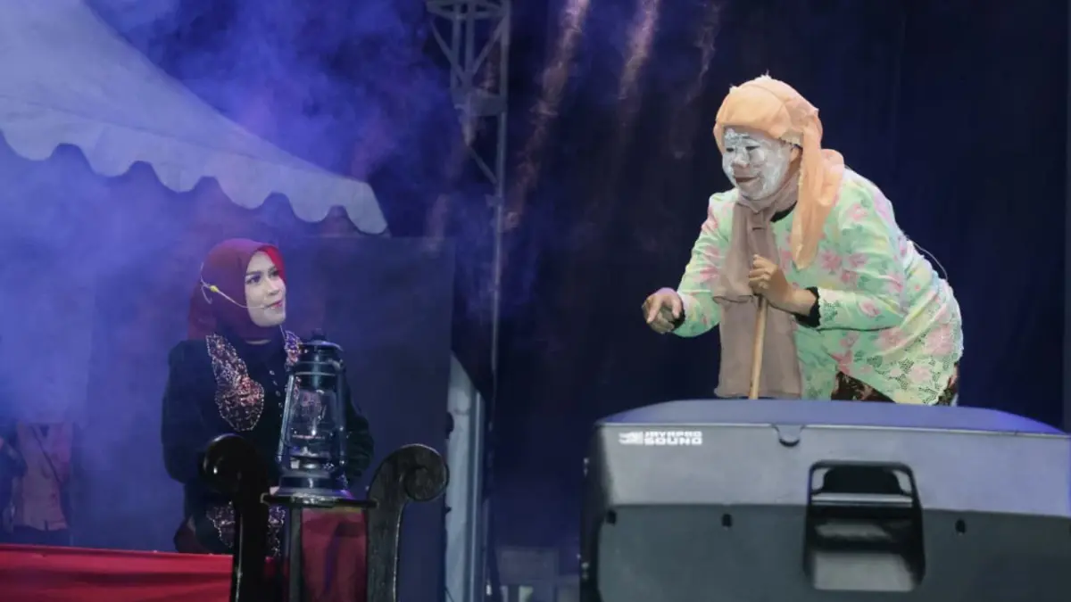 TAMPIL: Ketua GOW HSU, Mayang Melani Hero (kiri) tampil bersama Sanggar Seni Teater RnD Bayang RieNdoe pada penutupan Balangan Islamic Festival 2026, Senin (8/6/2026) malam.(Foto: Pemkab HSU)