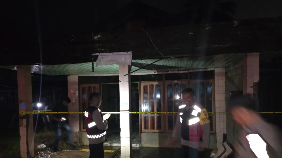 TERBAKAR: Rumah kosong yang terbakar saat ditinggal pemiliknya keluar negeri. (Foto: Polres Tabalong untuk Radar Banjarmasin)