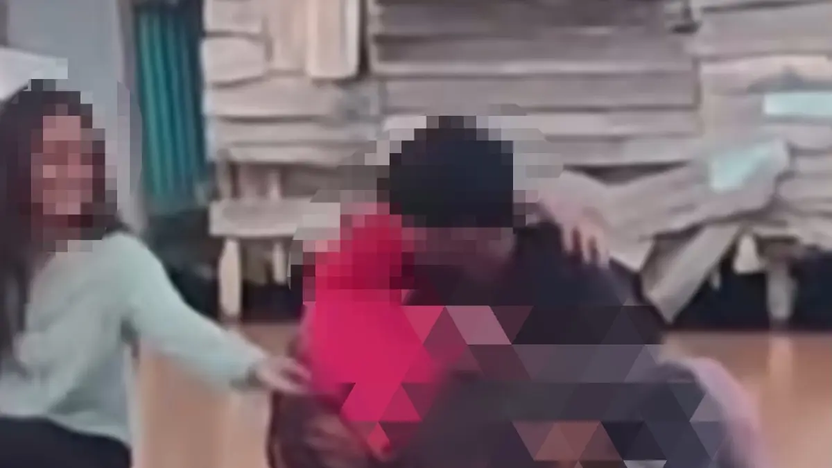 VIRAL: Sepasang muda-mudi terekam kamera warga sedang asik bermesraan di Siring Zafry Zam-zam Banjarmasin. Videonya viral diunggahan Instagram @indodots dan menuai kecaman. (Tangkapan Layar)