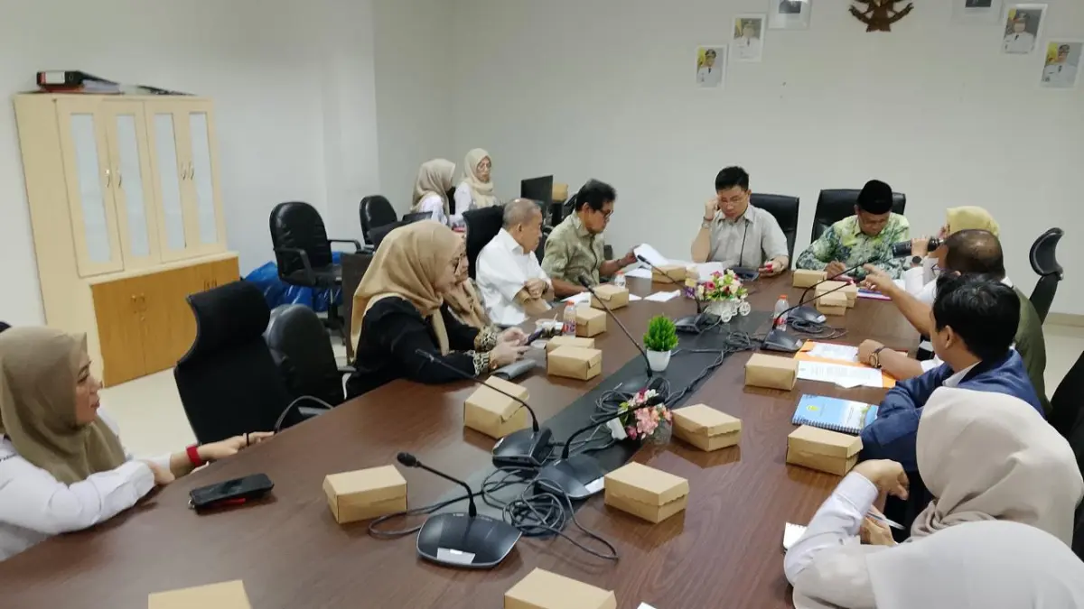 Rapat pembahasan perubahan Perda Pembentukan dan Susunan Perangkat Daerah di DPRD Kota Banjarmasin. Perubahan dilakukan untuk memisahkan kembali BPBD dan Dinas Pemadam Kebakaran sesuai regulasi terbaru dari pemerintah pusat. (Endang Syarifuddin/Radar Banjarmasin)