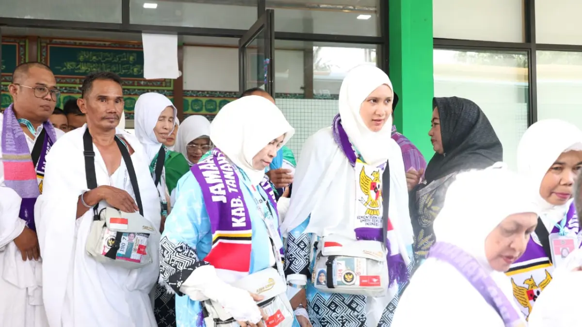 BERANGKAT: Jemaah haji asal Kabupaten Tanah Bumbu bersiap memasuki bus menuju sebelum bertolak ke Tanah Suci untuk menunaikan ibadah haji 2026. (Foto: DiskominfoSP Tanah Bumbu)