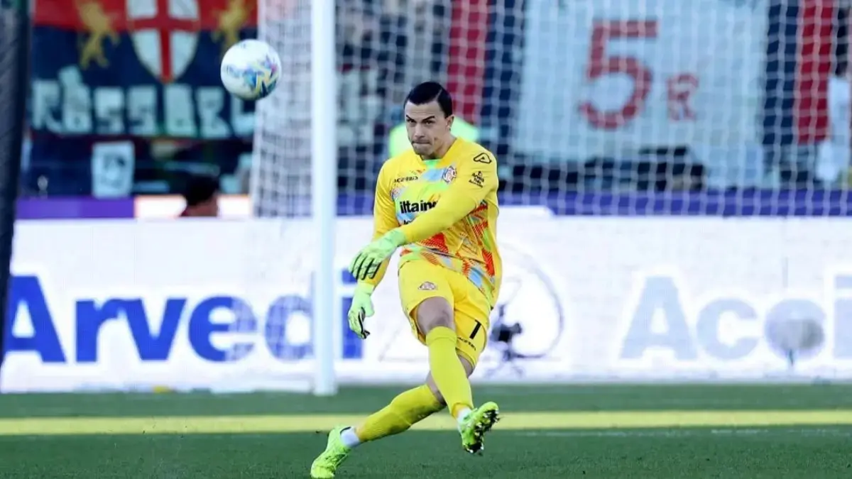 BERTANDING: Emil Audero saat bermain untuk Cremonese.&nbsp;
(Dok. Emil Audero)