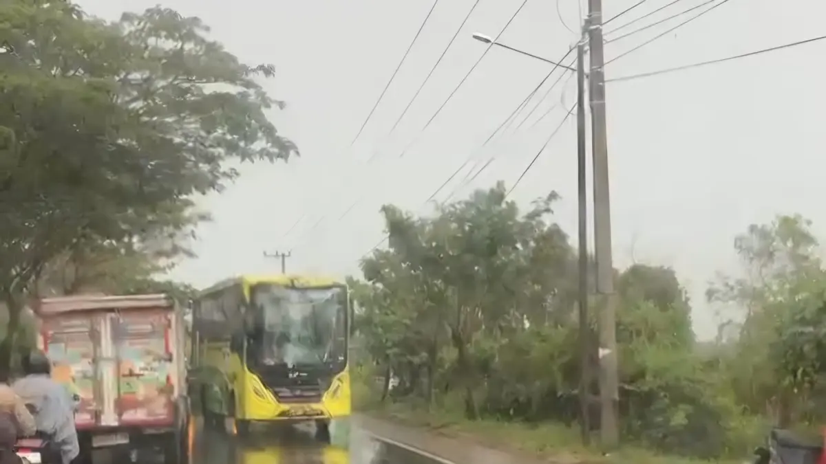Bus Trans Banjarbakula tabrakan dengan truk di Jalan A Yani Desa Gunung Raja, Kecamatan Tambang Ulang, Kamis (11/6/2026). (Grup WA Info Warga Tala)