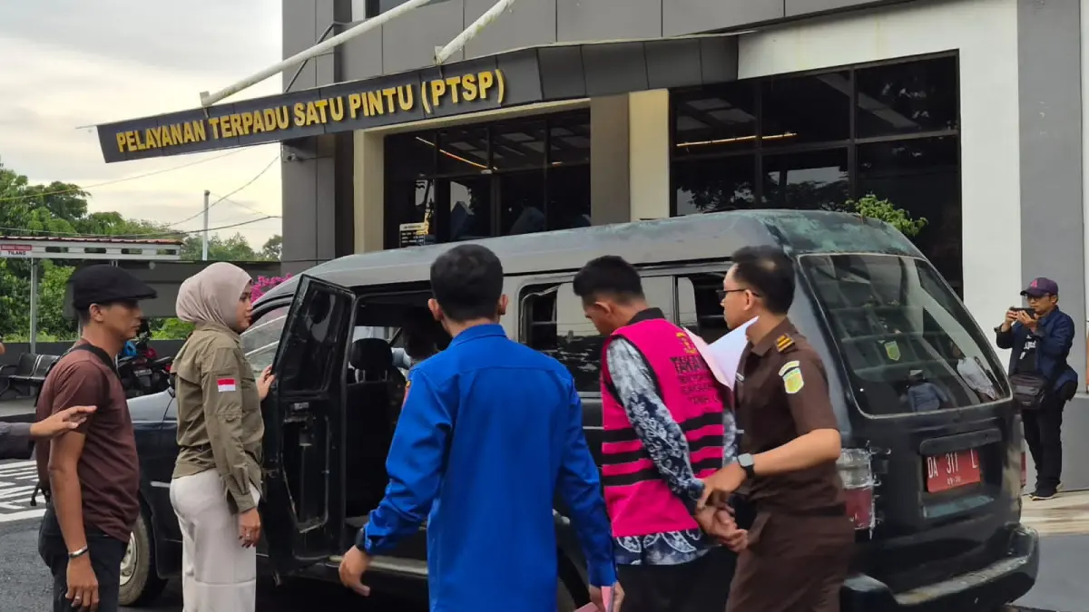 DITAHAN: MRP (39), Ketua PKBM Serumpun Kecamatan Batu Ampar saat digiring petugas Kejari Tala masuk mobil tahanan usai ditetapkan sebagai tersangka kasus dugaan korupsi dana BOP, Kamis (11/6/2026) sore.(Foto:Norsalim Yahya/Radar Banjarmasin)