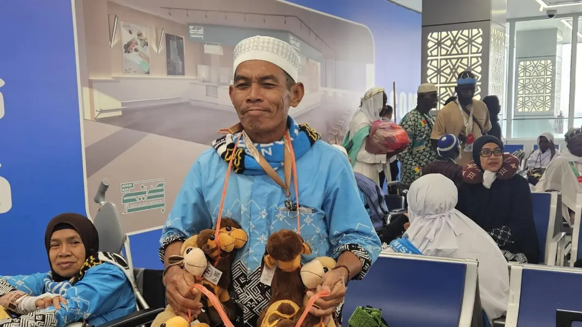 Boneka unta yang dibawa jemaah dari Arab Saudi menjadi salah satu oleh-oleh favorit musim haji tahun ini. Selain untuk anak dan cucu, boneka tersebut kerap digantung di tas atau koper sebagai aksesori sekaligus penanda barang bawaan. (Ahmad Sya