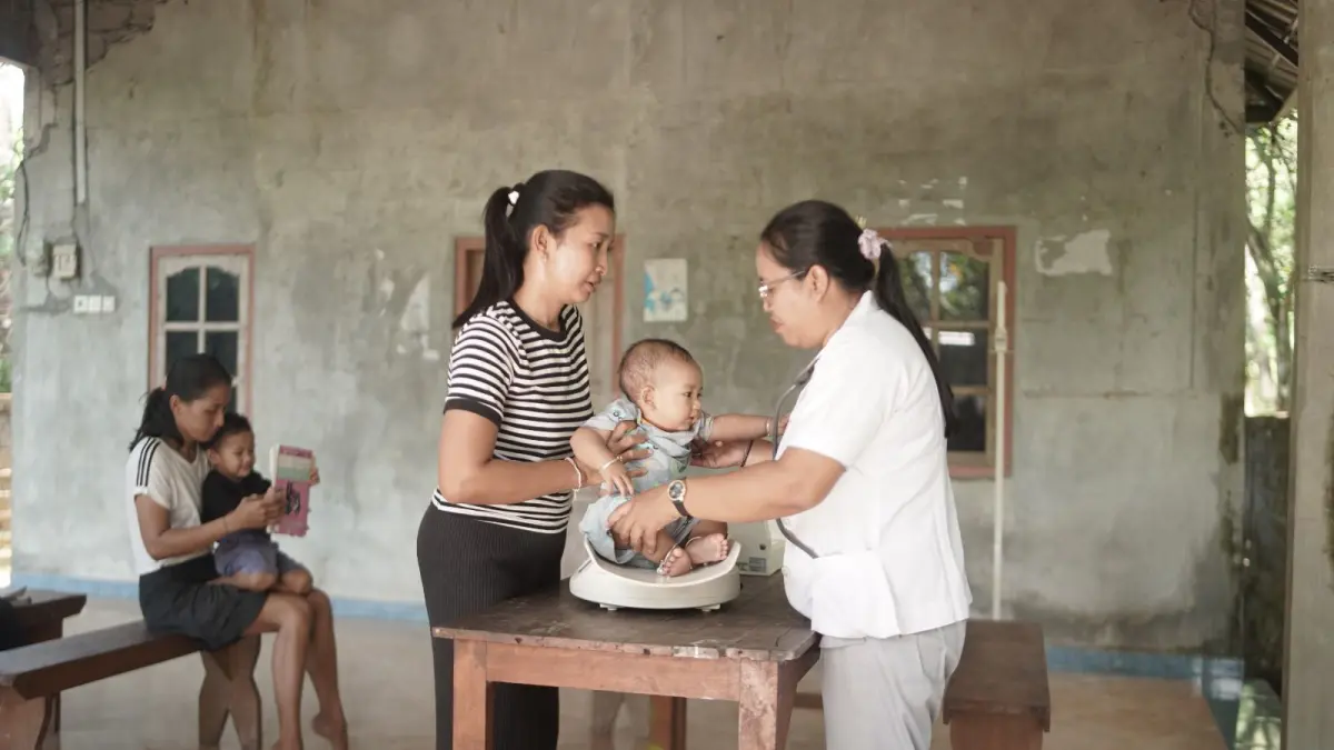 KESEHATAN: Kader kesehatan bersama masyarakat Desa Sejahtera Astra Desa Les aktif mendukung kesehatan ibu dan anak melalui kegiatan Posyandu sebagai bagian dari upaya peningkatan kualitas kesehatan masyarakat desa.