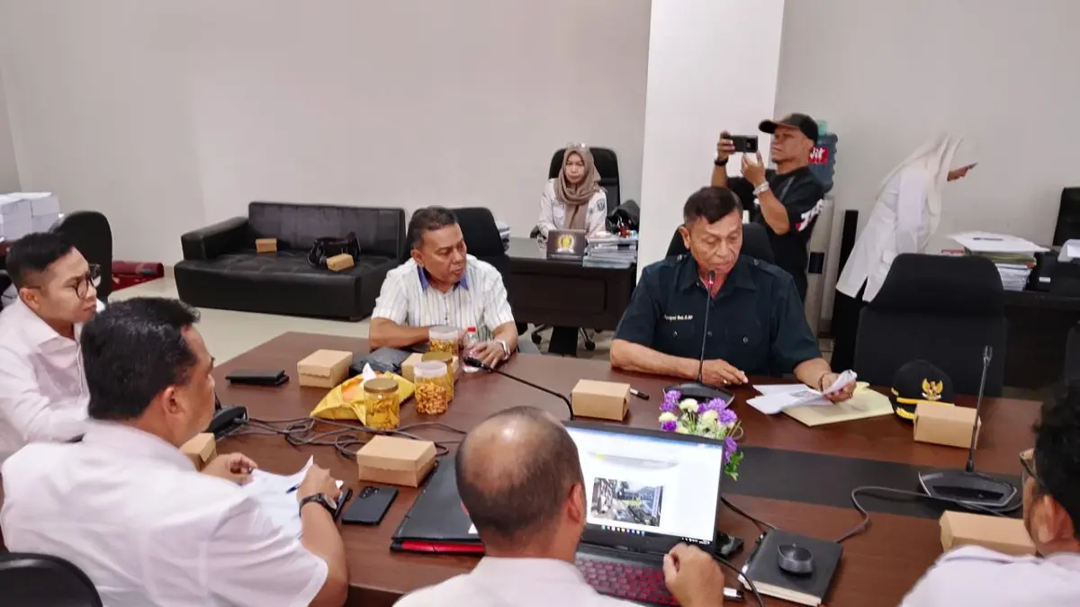 Ketua Komisi III DPRD Kota Banjarmasin Muhammad Ridho Akbar memimpin rapat bersama perwakilan warga RT 26 Prona II dan Dinas PUPR Kota Banjarmasin di ruang Komisi III DPRD Kota Banjarmasin. (Endang Syarifuddin/Radar Banjarmasin)