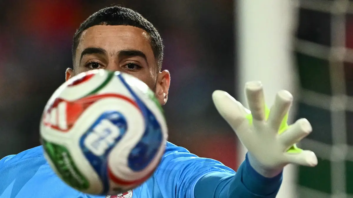 Kiper Tunisia bernomor punggung 01, Mouhib Chamakh, melakukan penyelamatan saat pertandingan persahabatan sepak bola antara Austria dan Tunisia di Wina, Austria pada 1 Juni 2026 menjelang turnamen Piala Dunia FIFA 2026. (Foto oleh Joe Klamar / AFP)