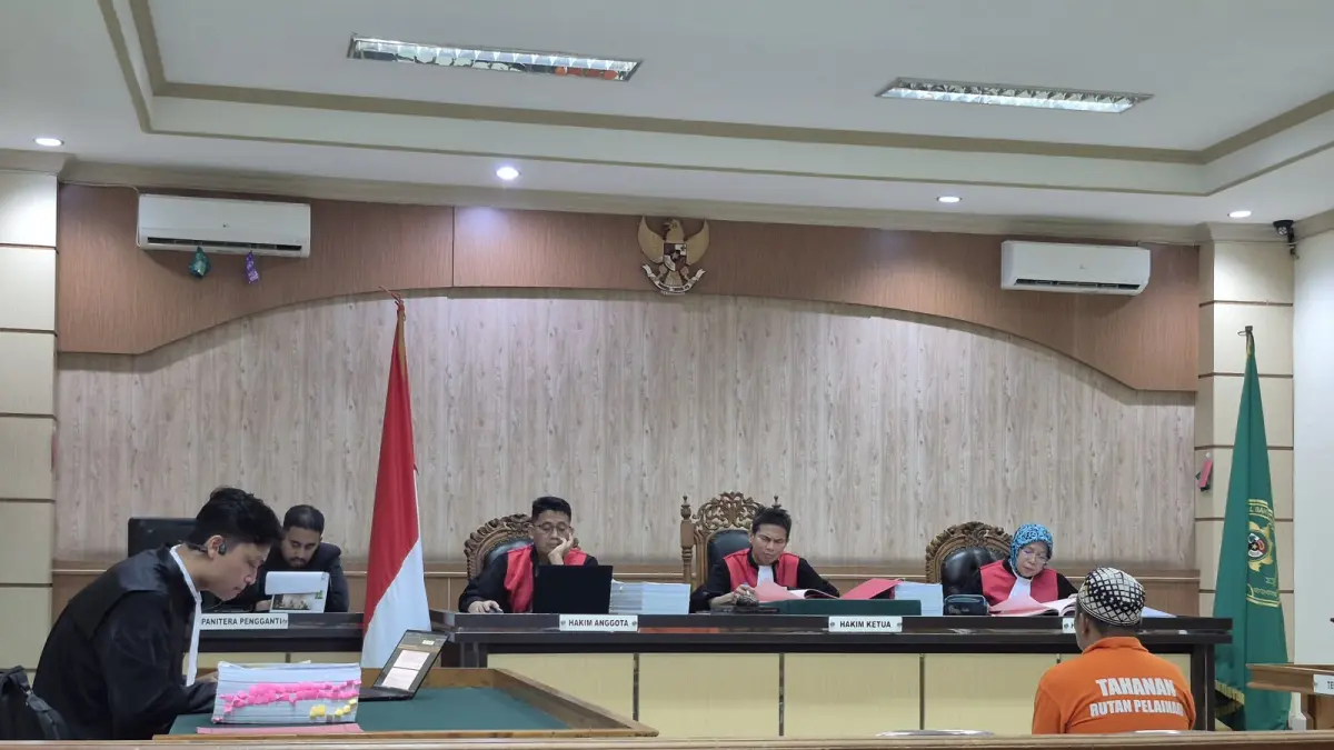 Mantan Kades Sambangan, Kecamatan Bati-Bati berinisial N saat menjalani sidang di Pengadilan Tipikor Banjarmasin. (Humas Kejari Tala)
