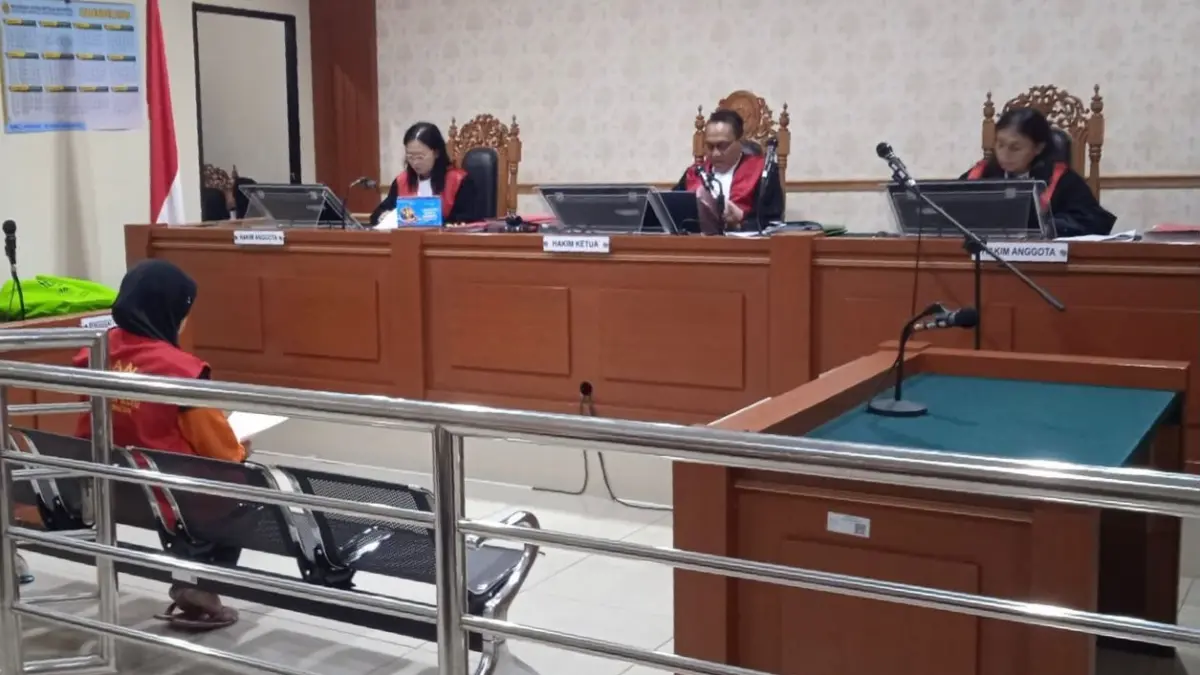 Mantan kasir PT Panggang Lestari Jaya (PLJ), Emi Yuliana didakwa menggelapkan uang perusahaan miliaran rupiah. (M Oscar Fraby/Radar Banjarmasin)