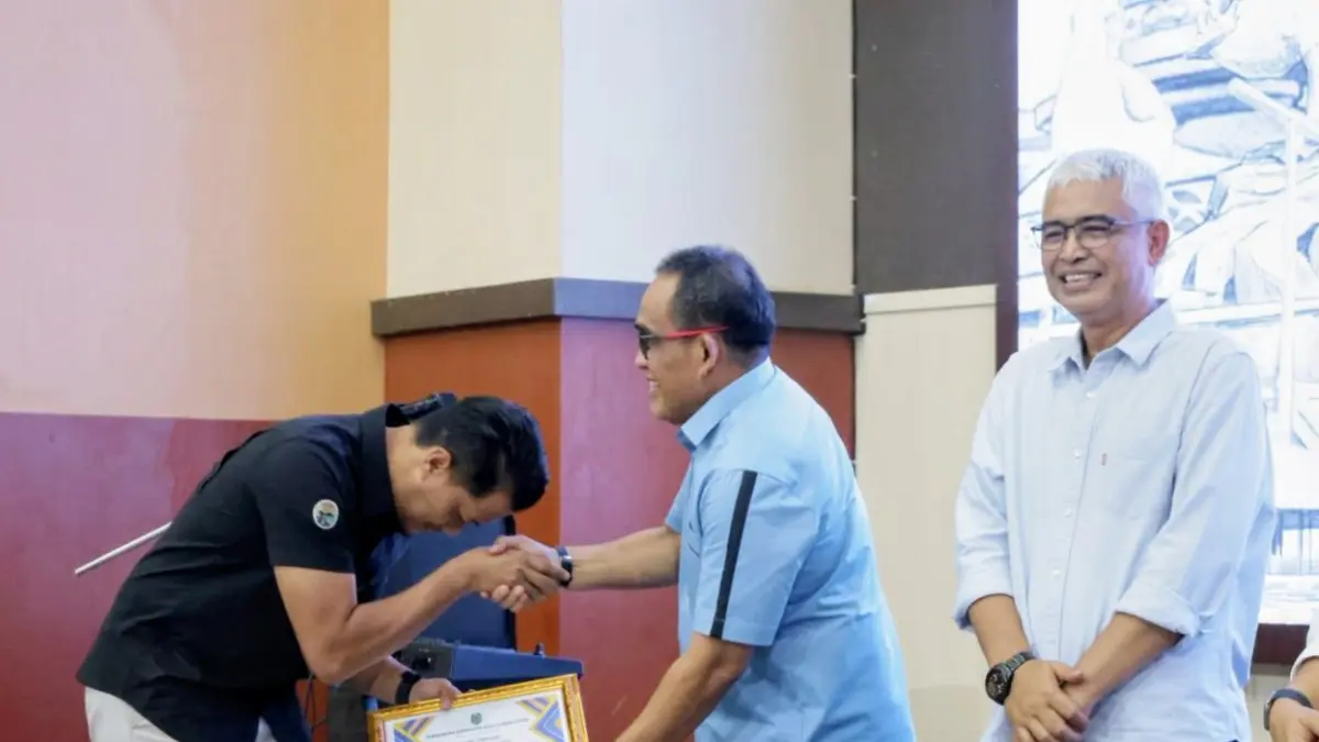 MOMEN: Bupati dan Wakil Bupati HSU, H Sahrujani dan Hero Setiawan serahkan piagam pada panitia usai resmi membubarkan Panitia Hari Jadi ke-74, dan mengapresiasi kerja keras panitia, yang menyukseskan rangkaian perayaan.(Foto: Pemkab HSU)