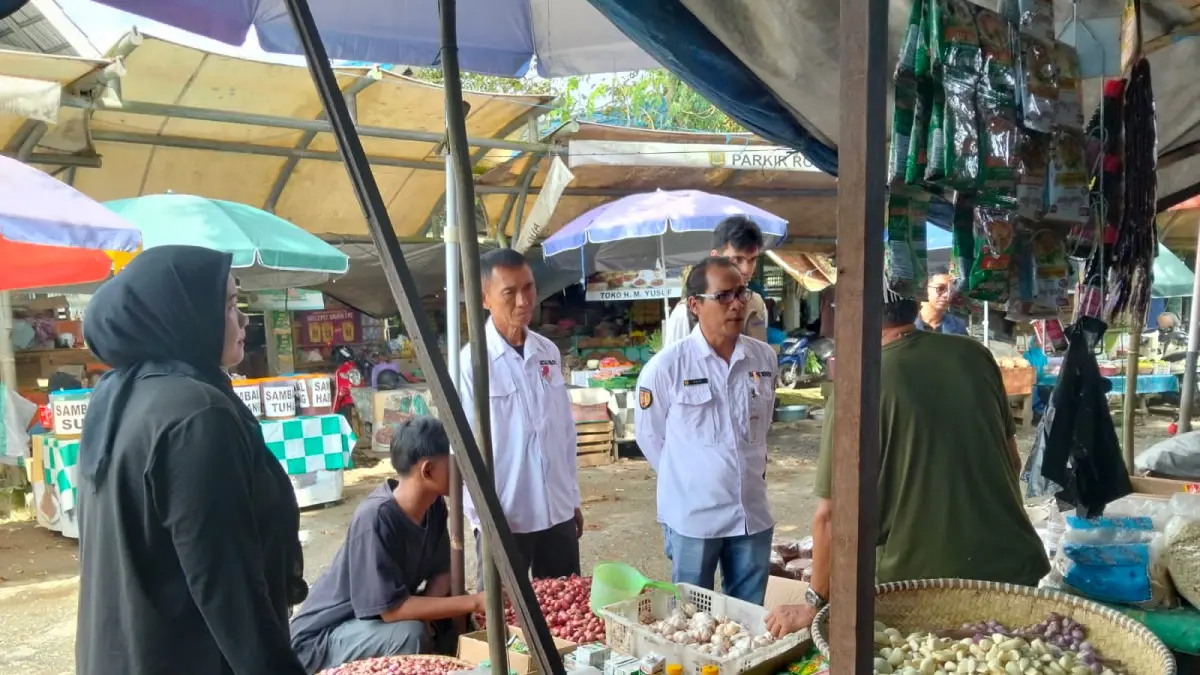 MONITORING: Dinas Perdagangan Kabupaten HST melakukan monitoring penjualan MinyaKita ke Pasar Keramat Barabai, Rabu (10/6/2026).(Foto: Dinas Perdagangan Kabupaten HST)