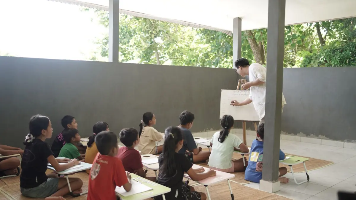 PENDIDIKAN: Generasi muda Desa Sejahtera Astra Desa Les mengikuti kelas bahasa Inggris dan pengembangan kapasitas pariwisata guna mempersiapkan local guide bagi wisatawan yang berkunjung ke desa.
