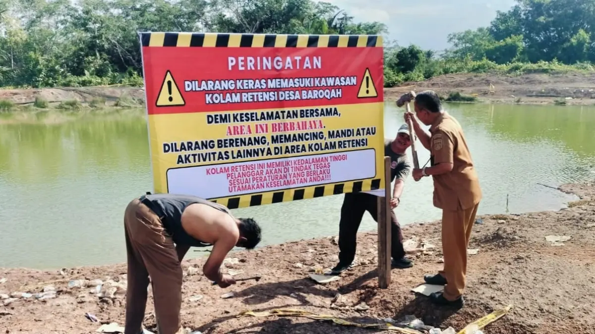 PERINGATAN: Pemerintah Desa Baroqah memasang papan larangan di kawasan kolam retensi Kompleks Arraudah 6, Kecamatan Simpang Empat, Kabupaten Tanah Bumbu. (Foto: Desa Baroqah untuk Radar Banjarmasin)