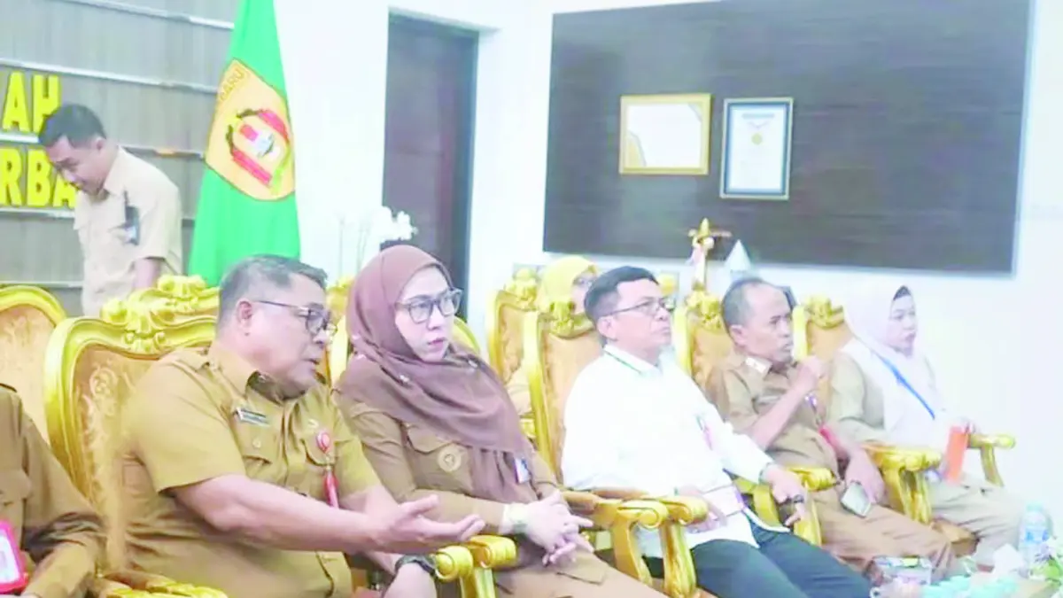 RAKER: Wali Kota Banjarbaru, Hj Erna Lisa Halaby saat mengikuti Rapat Kerja (Raker) dan Rapat Dengar Pendapat (RDP) strategis nasional Komisi II DPR RI bersama Kementerian Dalam Negeri dan Kementerian PANRB secara daring.&nbsp;