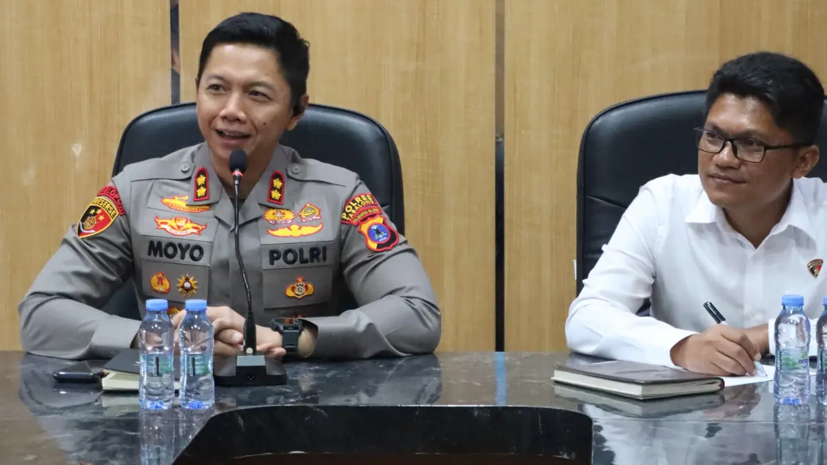 RAPAT: Kapolres Tabalong AKBP Wahyu Ismoyo Jayawardana memimpin rapat terkait teror pembakaran rumah kosong di Tanta.
