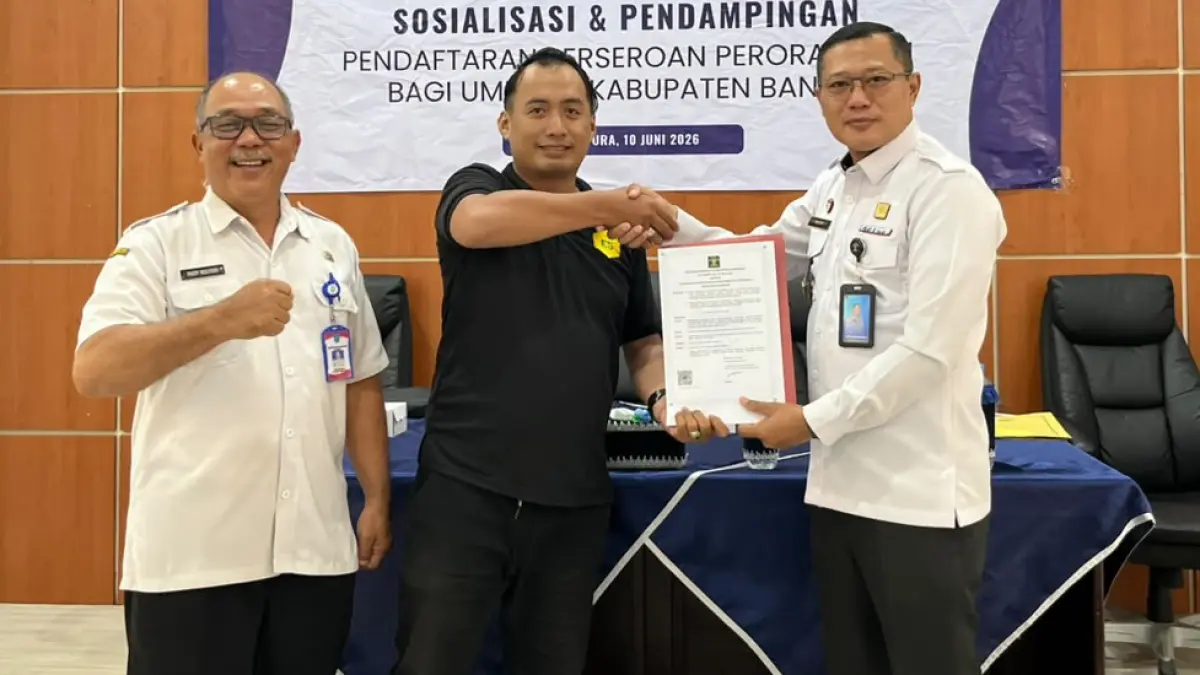 SIMBOLIS: Penyerahan SK Menteri Hukum status Perseroan Perorangan kepada salah satu pelaku UMKM di Kabupaten Banjar.