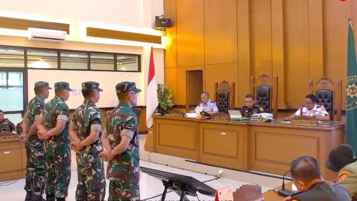 Teks foto: DENGARKAN VONIS: Majelis Hakim Pengadilan Militer II-08 Jakarta membacakan putusan dalam perkara penyiraman air keras terhadap Wakil Koordinator KontraS Andrie Yunus. (Jawa Pos)