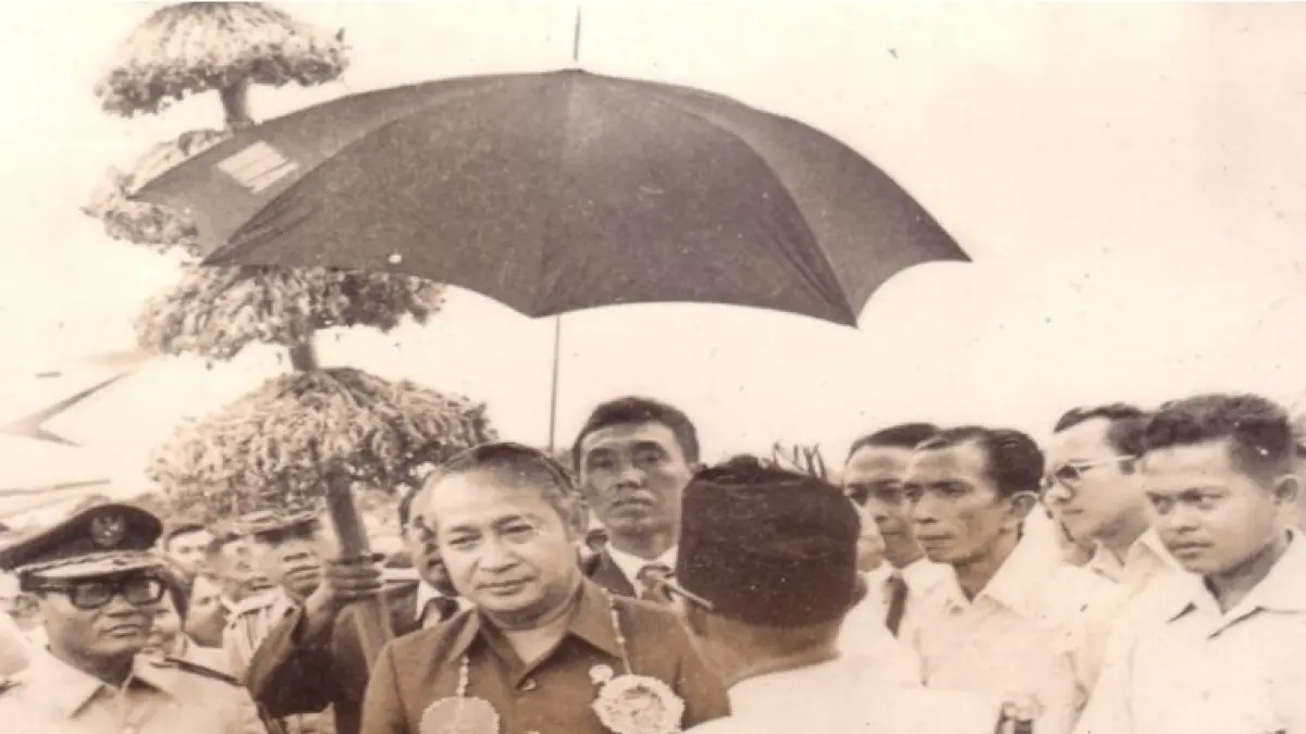 Teks foto: GUBERNUR TERMUDA: Gubernur Subardjo Soerosarojo saat menyambut kedatangan Presiden Soeharto di Kalimantan Selatan. (Koleksi Wajidi)