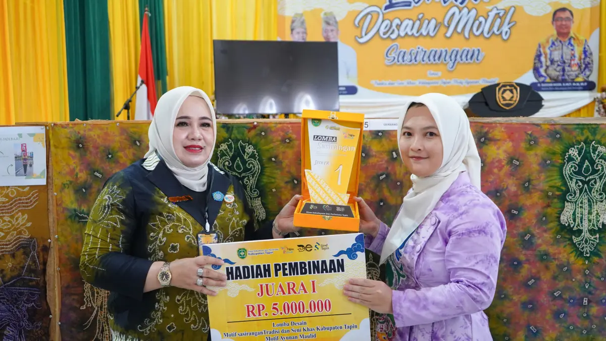 TERBAIK: Ketua TP PKK Tapin Hj Faridah yang juga sebagai dewan juri menyerahkan hadiah secara simbolis kepada pemenang.
Foto Prokopim Setda Tapin&nbsp;