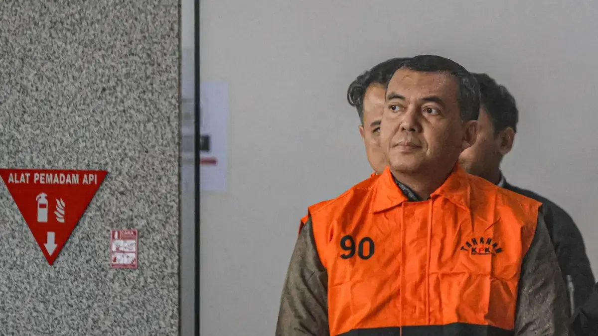 TERSANGKA: Wakil Menteri Imigrasi dan Pemasyarakatan (Wamen Imipas) Silmy Karim memakai rompi oranye keluar dari gedung KPK, Jakarta, Kamis (4/6). (Hanung Hambara/Jawa Pos)