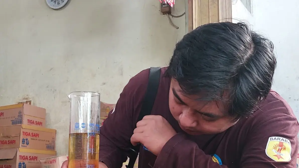 Tim Dinas Perdagangan HST saat menguji sample minyakita kemasan 1 liter. (Jamaluddin/Radar Banjarmasin).