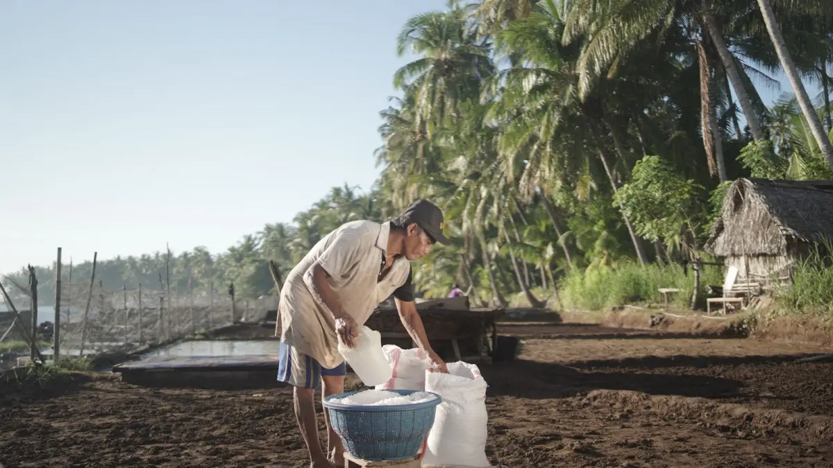 TRADISIONAL: Masyarakat Desa Sejahtera Astra Desa Les mempertahankan tradisi pembuatan garam tradisional yang diwariskan secara turun-temurun sebagai bagian dari pengembangan ekonomi berbasis potensi lokal dan keberlanjutan desa.