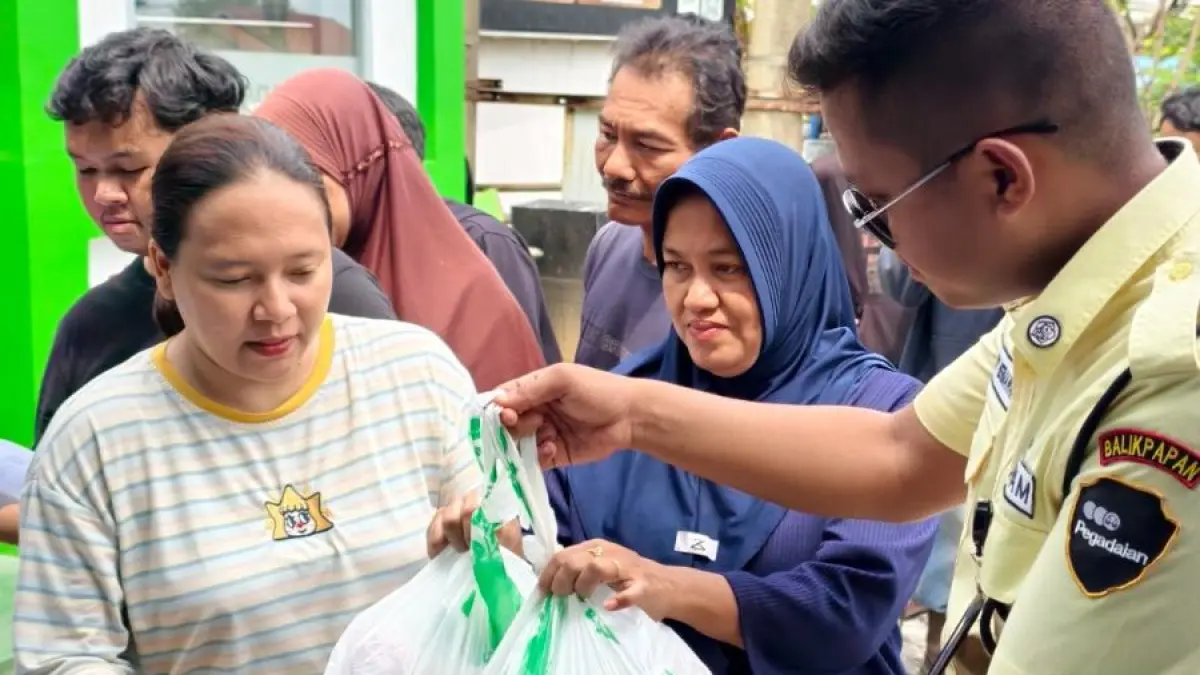 BERBAGI : Penyaluran hewan kurban di area Pegadaian Kanwil IV Balikpapan.(Foto: Pegadaian Kanwil IV Balikpapan) 