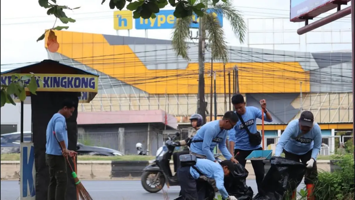 BERSIH-BERSIH: Personel Dishut Kalsel melakukan aksi bersih-bersih di kawasan dalam rangka memperingati Hari Lingkungan Hidup Sedunia 2026.(Foto: Dishut Kalsel) 