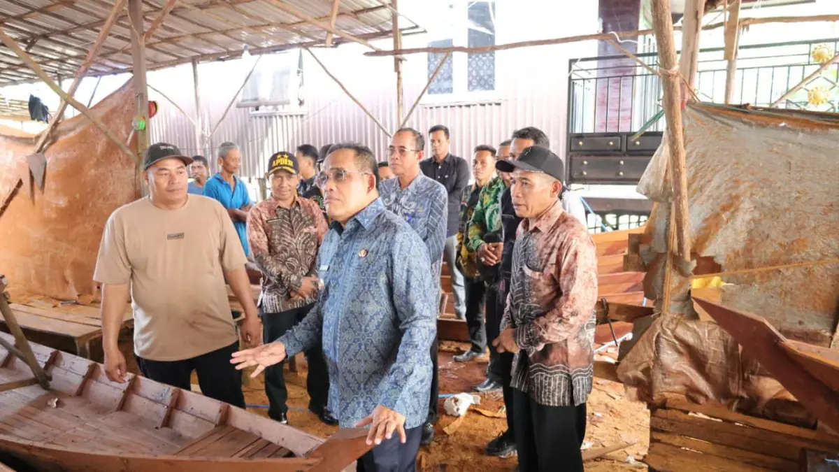 Bupati HSU, H Sahrujani melihat bantuan jukung untuk warga penerima manfaat Program UEP-P di Desa Sungai Kuini, Kecamatan Sungai Pandan, Kamis (11/6/2026).