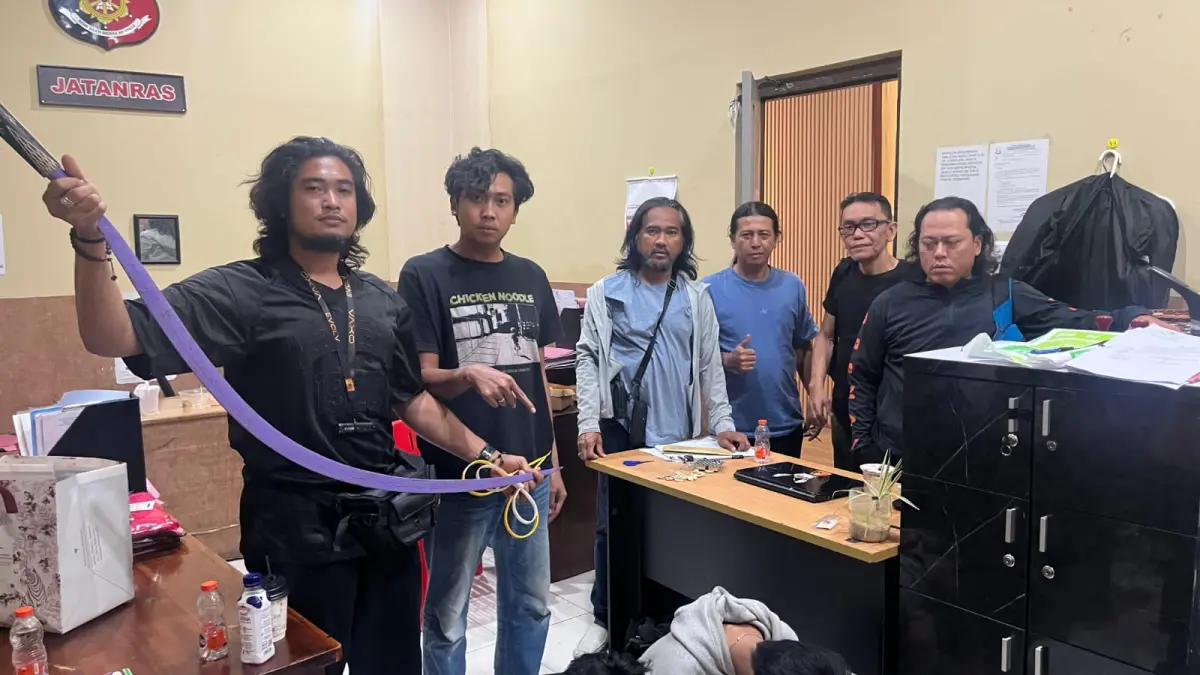 DIAMANKAN: Dua ABH yang kedapatan membawa senjata tajam jenis celurit diamankan anggota URC Satreskrim Polresta Banjarmasin untuk menjalani pemeriksaan lebih lanjut. (POLRESTA BANJARMASIN UNTUK RADAR BANJARMASIN)&nbsp;